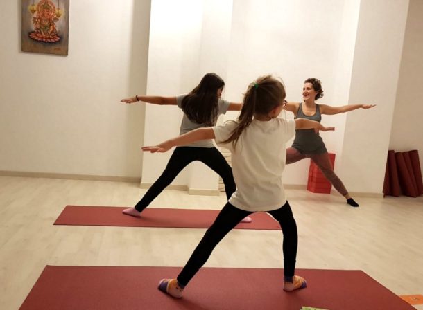 “Yoga bimbi”, una pratica che attraverso il GIOCO e la CREATIVITÀ vuole portare BENEFICI al corpo, alla mente e al cuore dei vostri bambini.